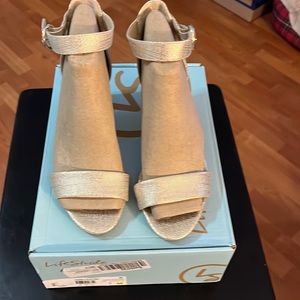 Life Stride Averly Women’s Sandal in Platino (Gold) 7 M